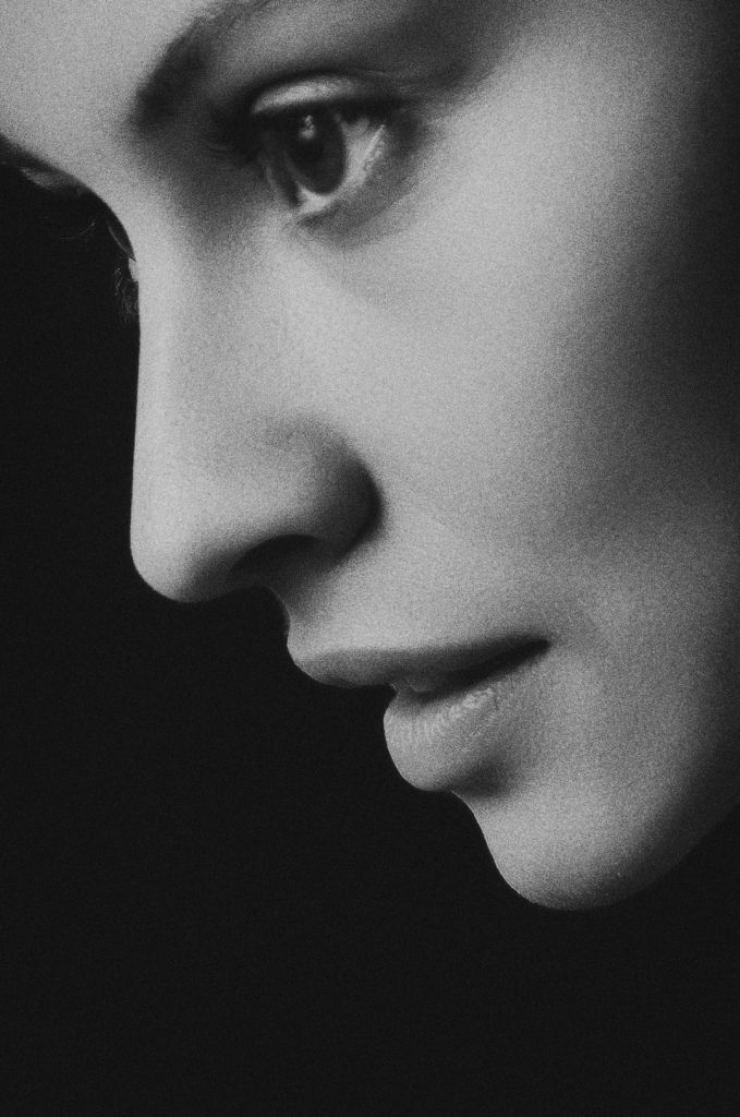 Retrato en blanco y negro del perfil de una mujer, nariz, labios y mentón