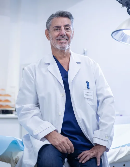 Dr. Abraham Moisés Barbero, cirujano plástico, en su consulta de Granada