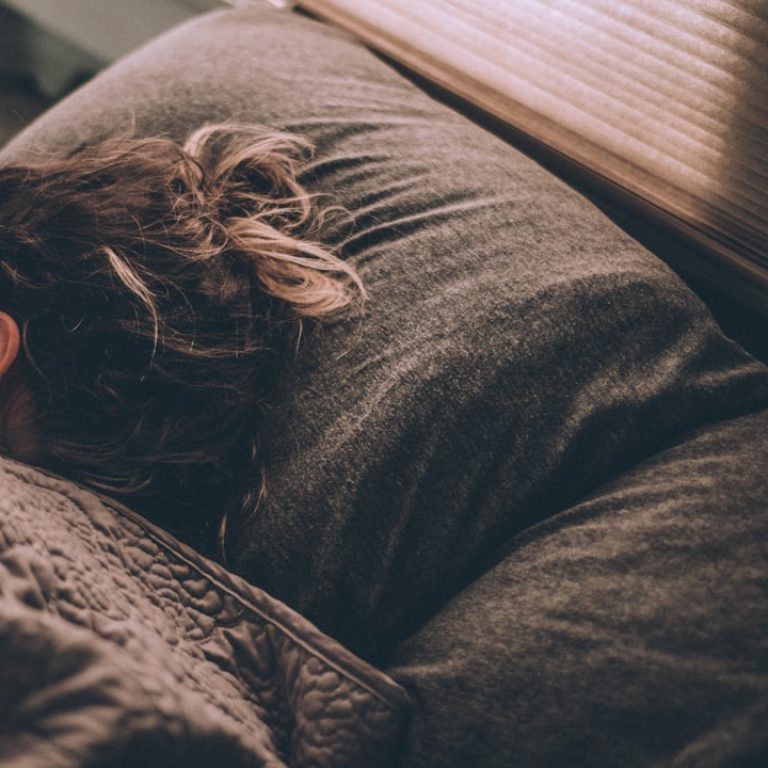 como-dormir-despues-cirugia-estetica
